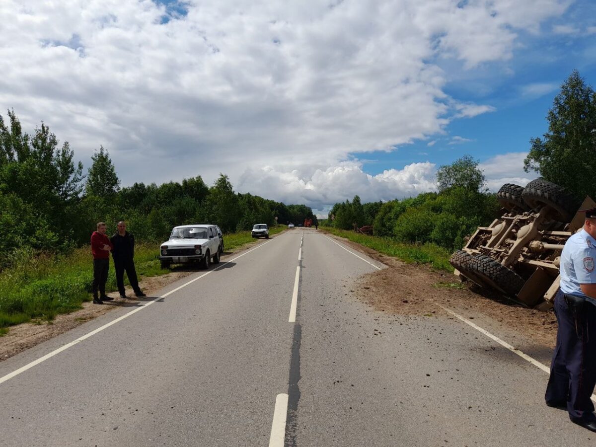 Водитель перевернувшегося в Тверской области большегруза попал в больницу