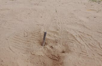 На площадке в Твери под качелями детей поджидала арматура