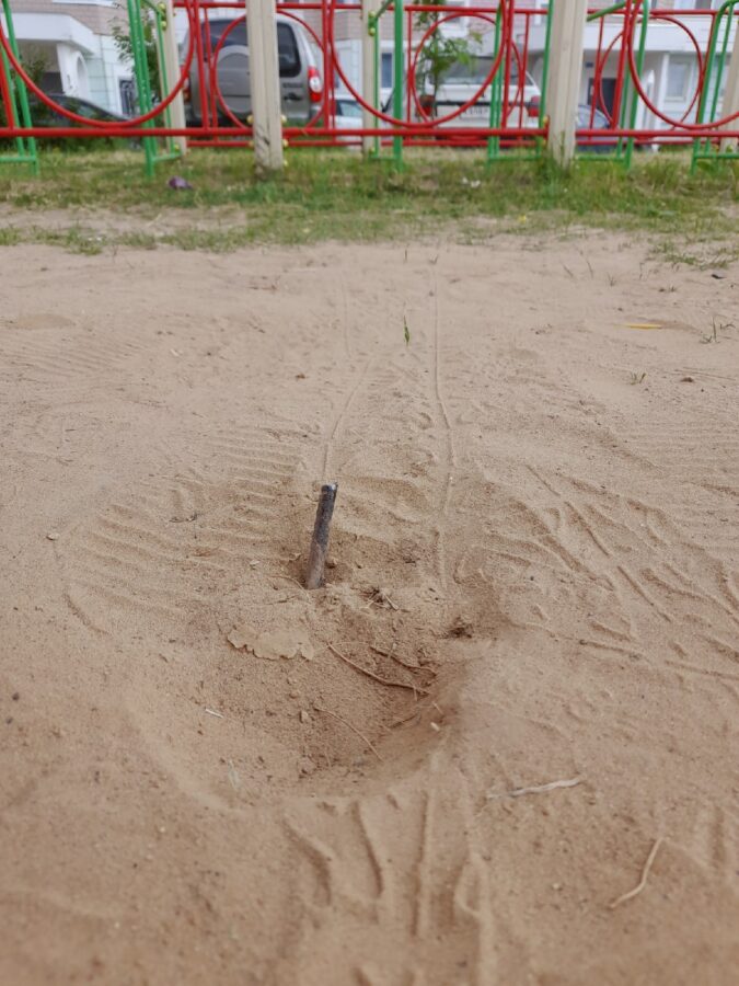 На площадке в Твери под качелями детей поджидала арматура