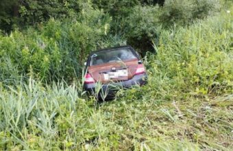 Машина в кювете: два человека пострадали в ДТП в Тверской области