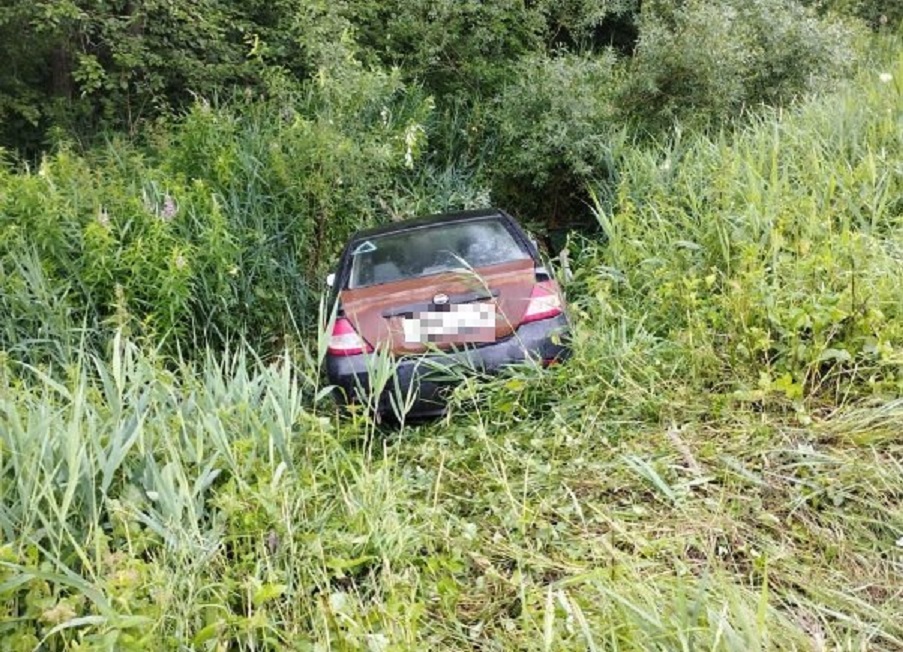 Машина в кювете: два человека пострадали в ДТП в Тверской области