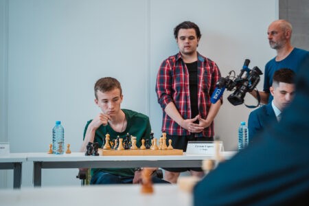 16-летний шахматист из Твери победил чемпиона мира Сергея Карякина   16-летний шахматист из Твери победил чемпиона мира Сергея Карякина