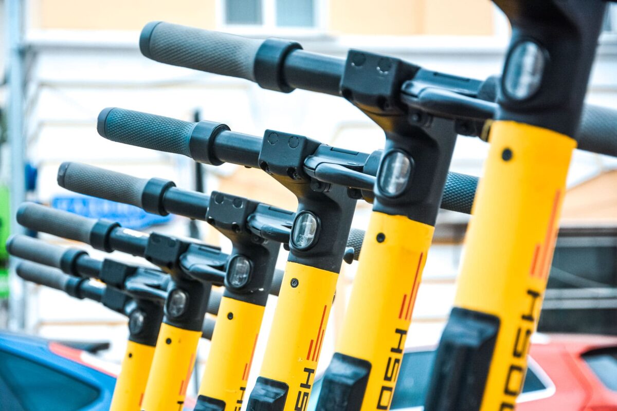 В Твери начали проводить экскурсии на электросамокатах