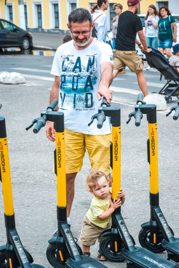 В Твери начали проводить экскурсии на электросамокатах