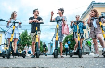 В Твери начали проводить экскурсии на электросамокатах