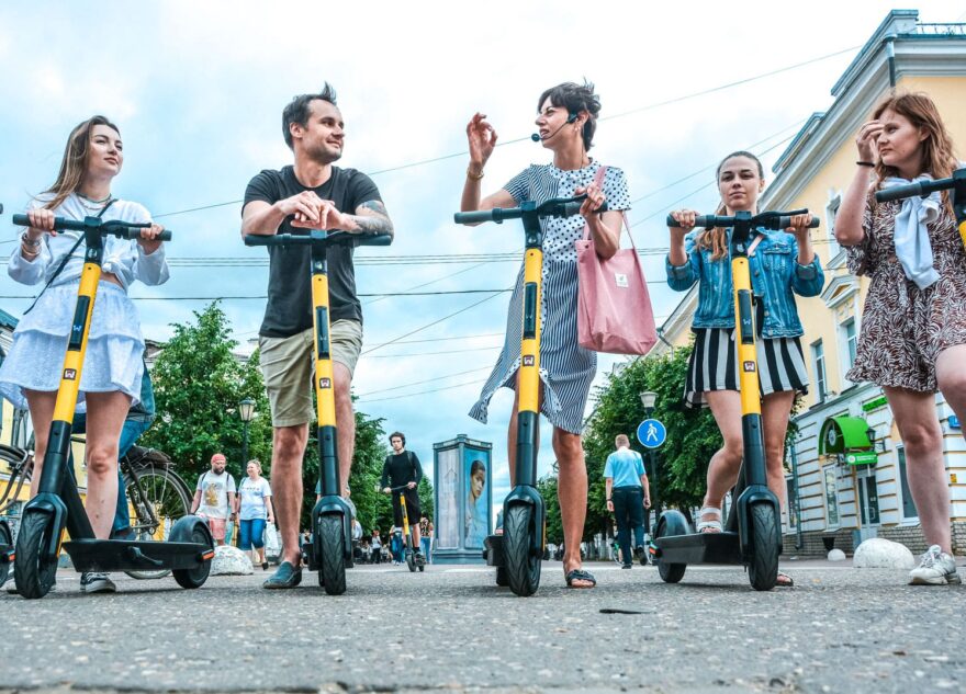 В Твери начали проводить экскурсии на электросамокатах