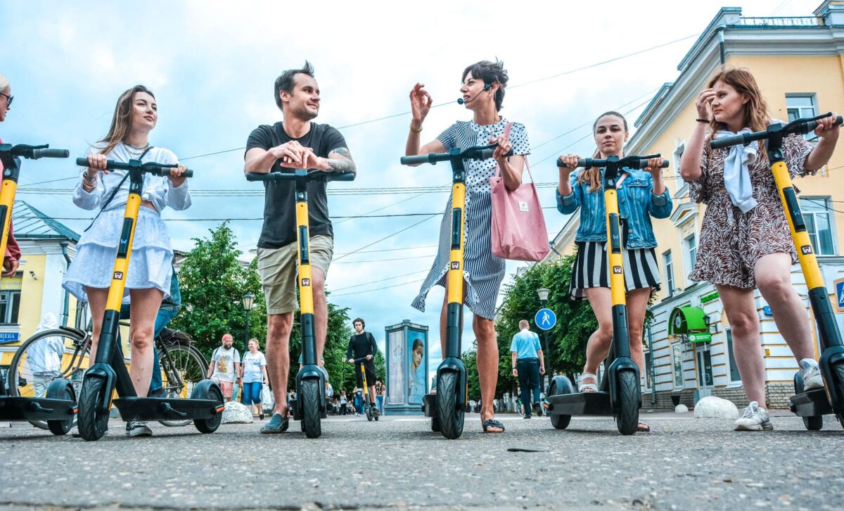 В Твери начали проводить экскурсии на электросамокатах