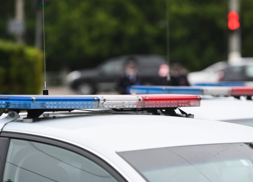 На повороте в Твери столкнулись автомобиль и мотоцикл