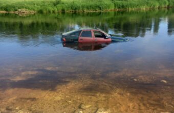 В Тверской области в Волгу слетел автомобиль