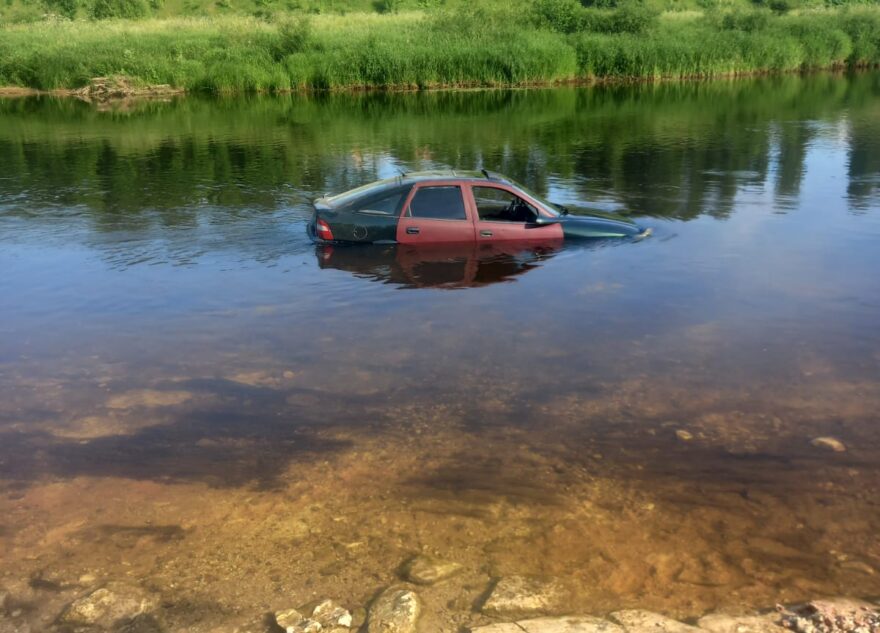 В Тверской области в Волгу слетел автомобиль