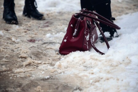 Жительницу Тверской области осудили за найденную сумку с деньгами