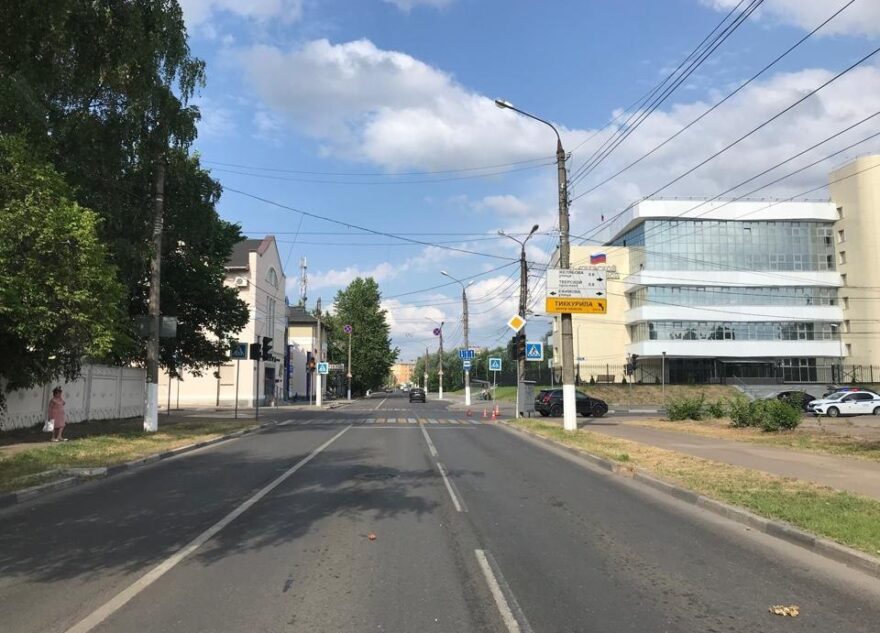 Водитель иномарки сбил женщину и девочку на зебре в Твери