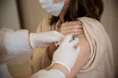 Ирина Колесникова: «Призываю всех жителей Тверской области проявить сознательность и сделать прививку от коронавируса или ревакцинироваться» Ирина Колесникова: «Призываю всех жителей Тверской области проявить сознательность и сделать прививку от коронавируса или ревакцинироваться»