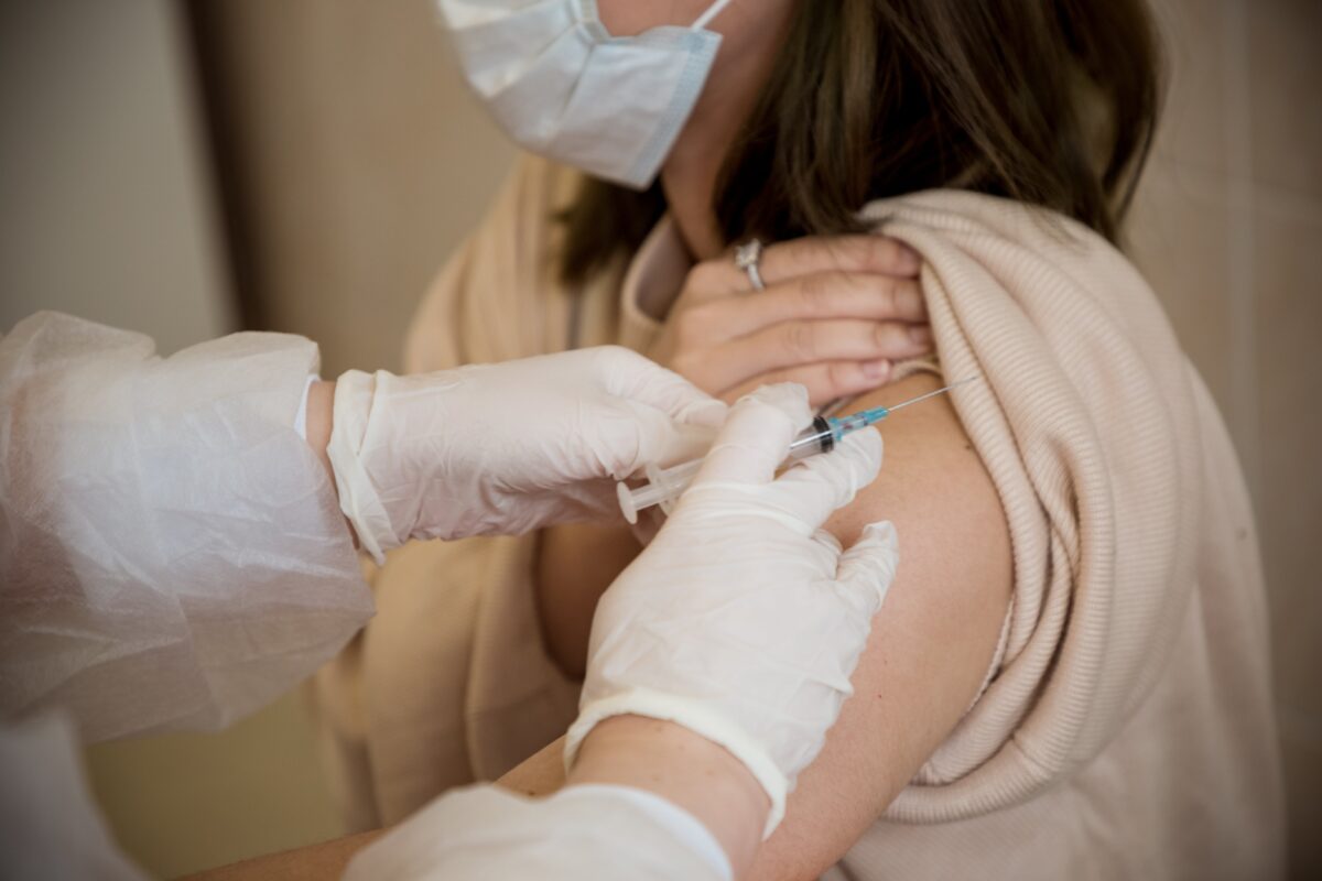 Ирина Колесникова: «Призываю всех жителей Тверской области проявить сознательность и сделать прививку от коронавируса или ревакцинироваться» Ирина Колесникова: «Призываю всех жителей Тверской области проявить сознательность и сделать прививку от коронавируса или ревакцинироваться»