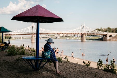 Опасная вода: врач рассказал, кому из россиян нельзя купаться