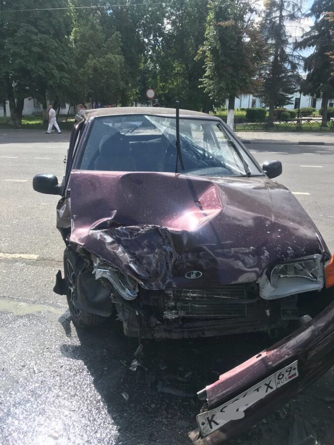 На перекрёстке в Твери жёстко столкнулись два автомобиля