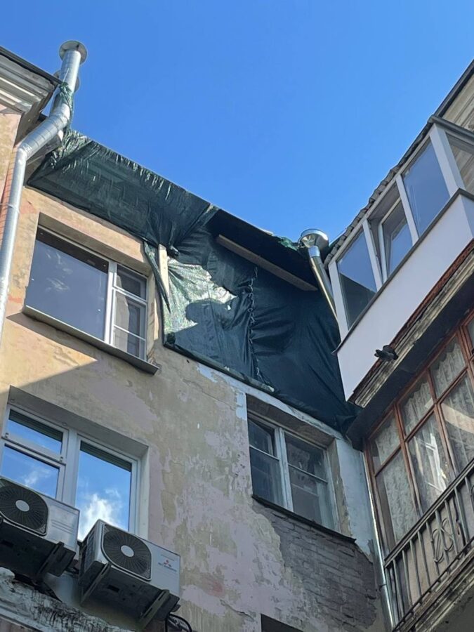 Обваливающуюся людям на головы стену дома в Твери починили куском ткани