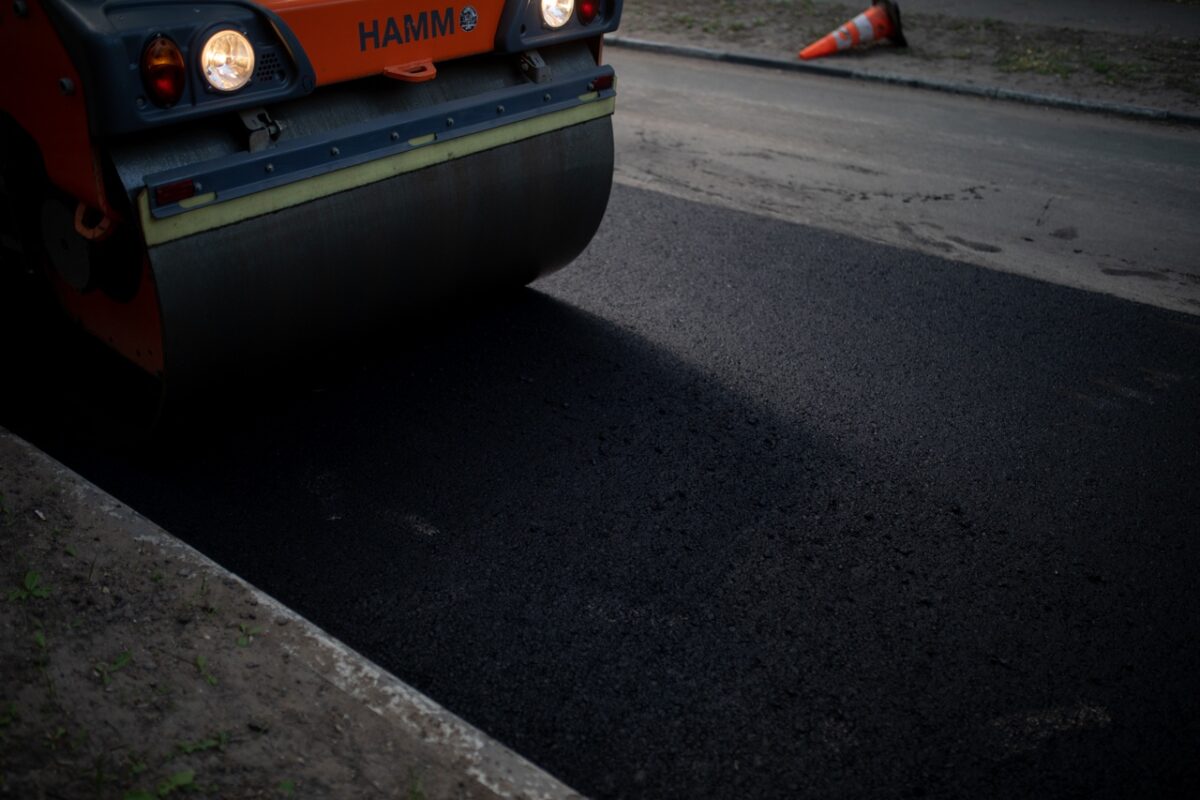 В Твери полным ходом идёт ремонт дорог и тротуаров