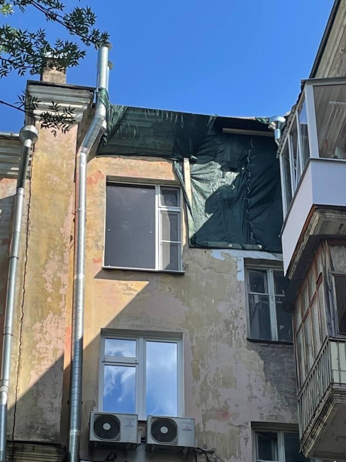 Обваливающуюся людям на головы стену дома в Твери починили куском ткани