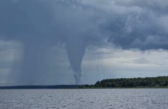 Между Тверью и Москвой образовался смерч Между Тверью и Москвой образовался смерч