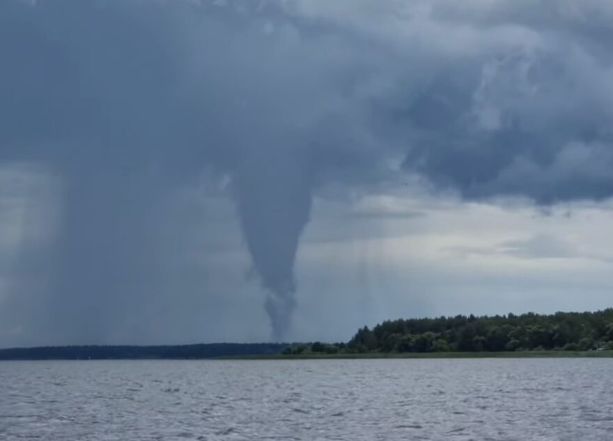 Между Тверью и Москвой образовался смерч Между Тверью и Москвой образовался смерч