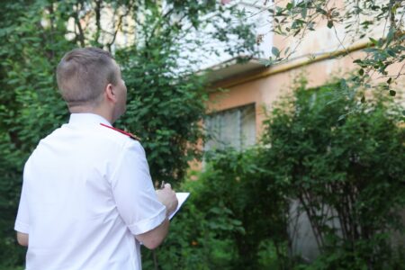 В Твери из окна выпала трёхлетняя девочка В Твери из окна выпала трёхлетняя девочка