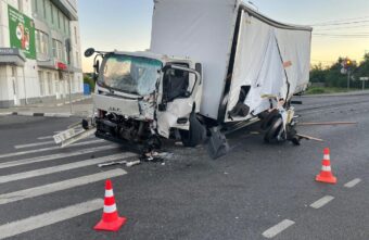 Водитель-нарушитель пострадал в столкновении двух большегрузов в Твери