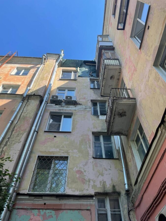 Обваливающуюся людям на головы стену дома в Твери починили куском ткани