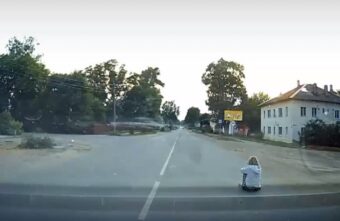 Жительница Тверской области сидит на дороге и создаёт аварийную ситуацию