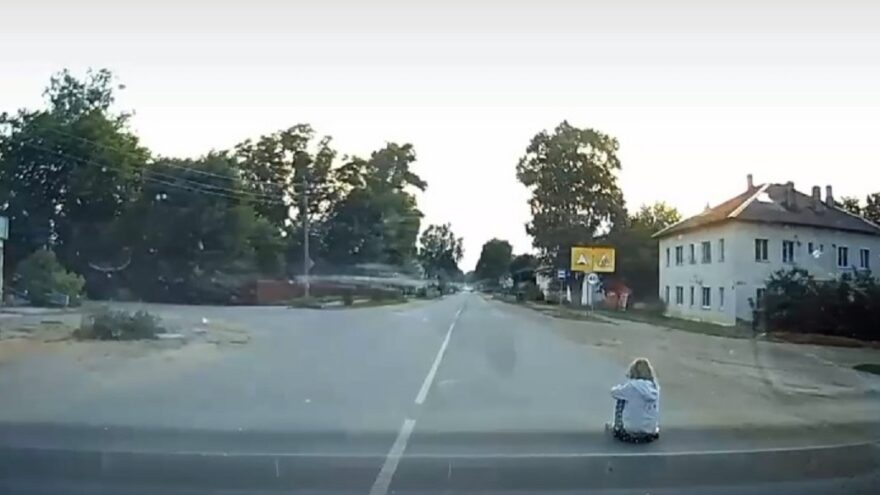 Жительница Тверской области сидит на дороге и создаёт аварийную ситуацию Жительница Тверской области сидит на дороге и создаёт аварийную ситуацию