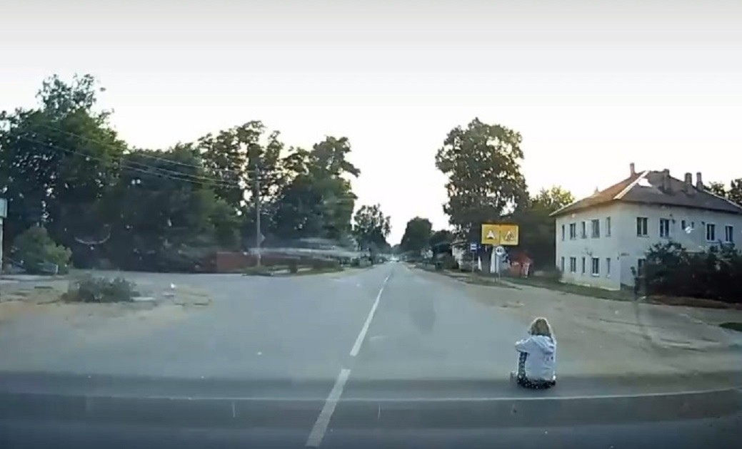 Жительница Тверской области сидит на дороге и создаёт аварийную ситуацию