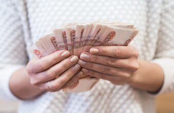 Жительница Твери отсудила деньги за повреждённую упавшим деревом машину