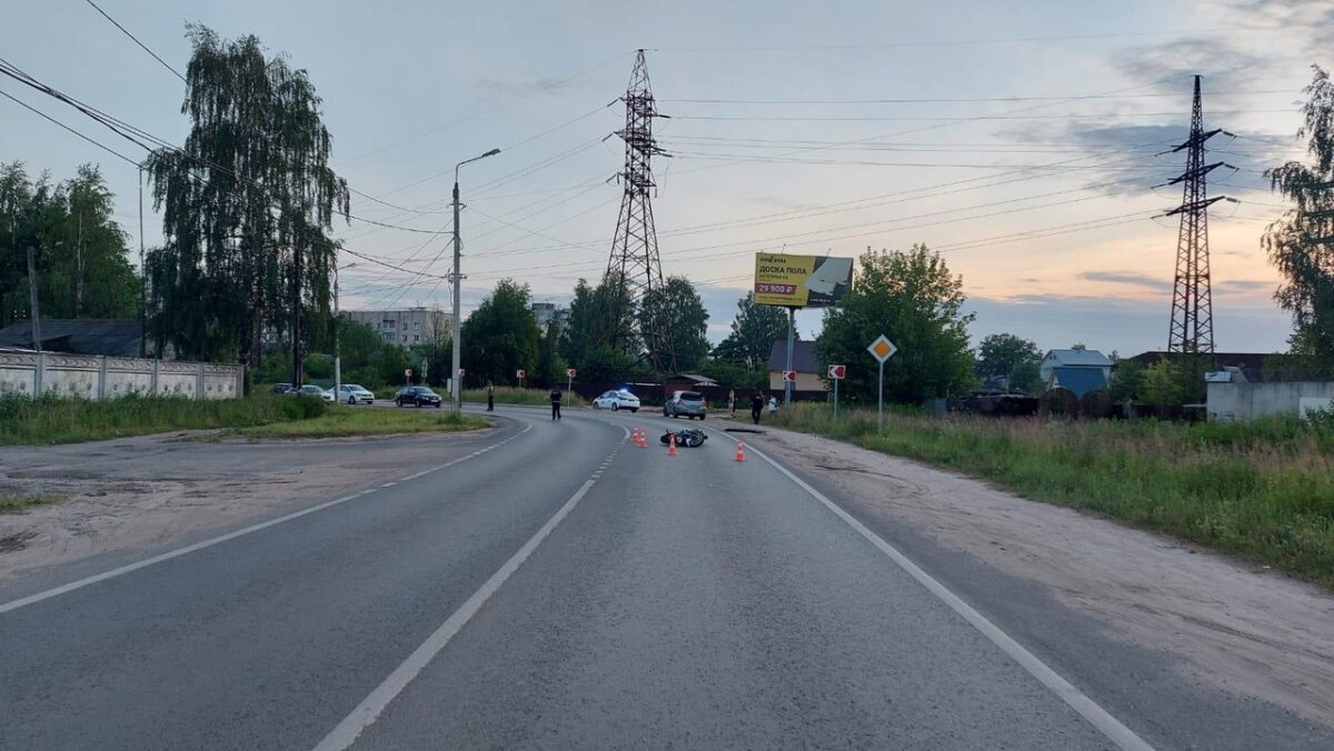 Пассажир мопеда попал в больницу после столкновения с иномаркой в Твери Пассажир мопеда попал в больницу после столкновения с иномаркой в Твери