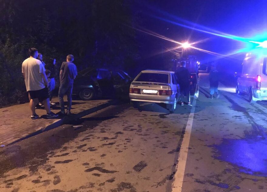 В Твери две отечественные легковушки не поделили дорогу