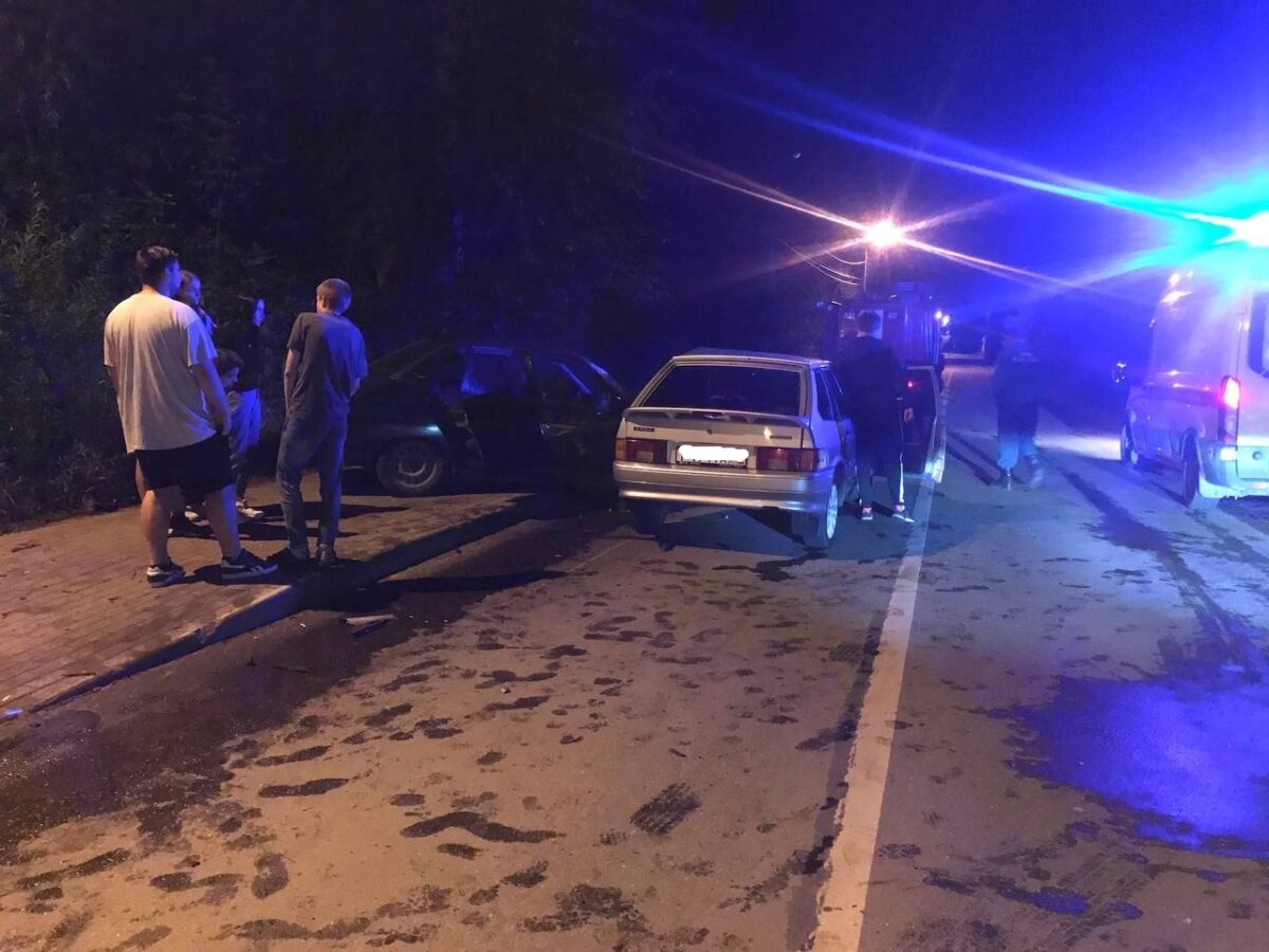 В Твери две отечественные легковушки не поделили дорогу