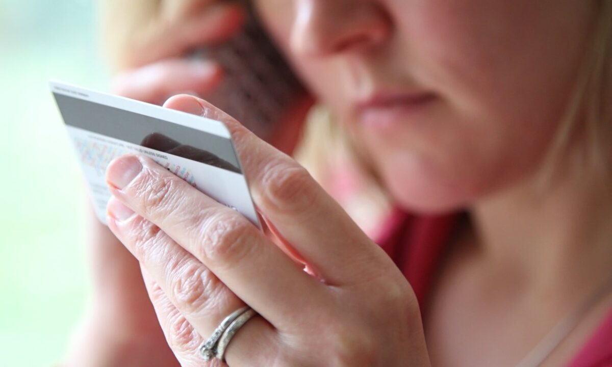 Жительницу Твери обманули мошенники при онлайн-покупке