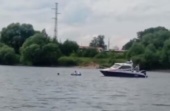 Тверские спасатели не смогли уговорить отца не купаться с малышом на середине Волги  