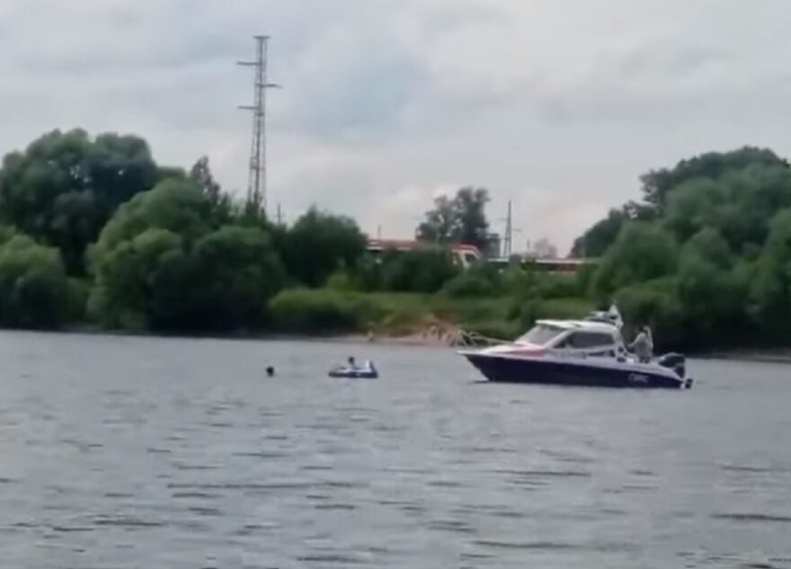 Тверские спасатели не смогли уговорить отца не купаться с малышом на середине Волги Тверские спасатели не смогли уговорить отца не купаться с малышом на середине Волги