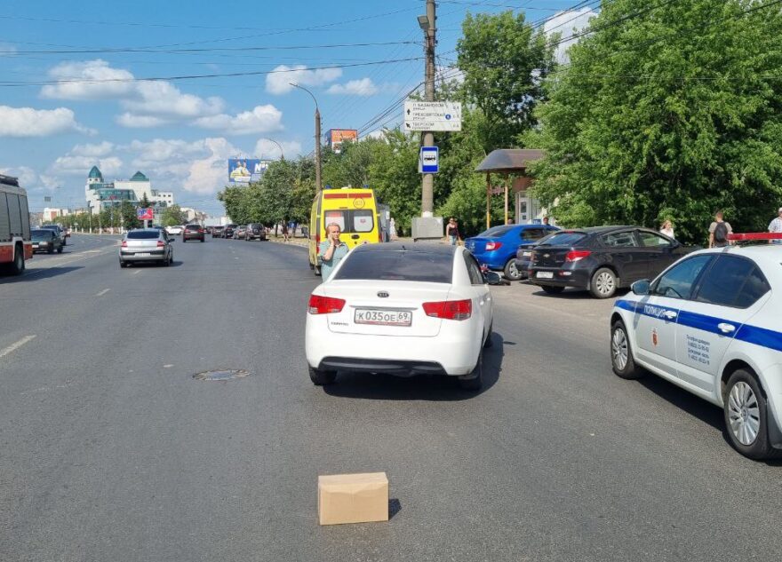 В Твери не поделили дорогу водитель «Киа» и мотоциклистка