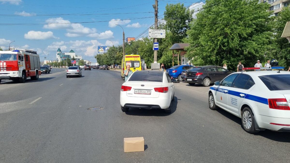 В Твери не поделили дорогу водитель «Киа» и мотоциклистка В Твери не поделили дорогу водитель «Киа» и мотоциклистка