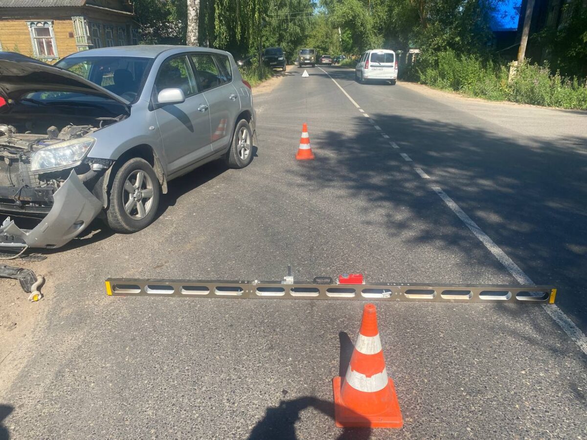 Дтп 3 января тверь кимры. ДТП на перекрёстке в Твери.