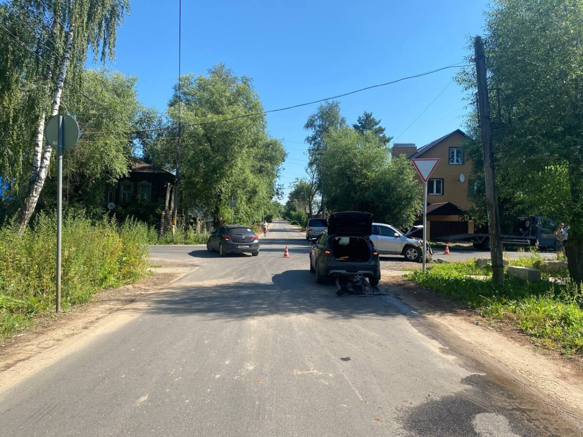 На перекрёстке в Тверской области столкнулись три автомобиля