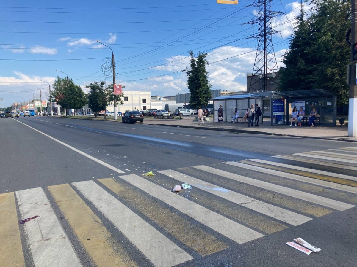 В Твери машина сбила мужчину, переходившего дорогу на красный свет