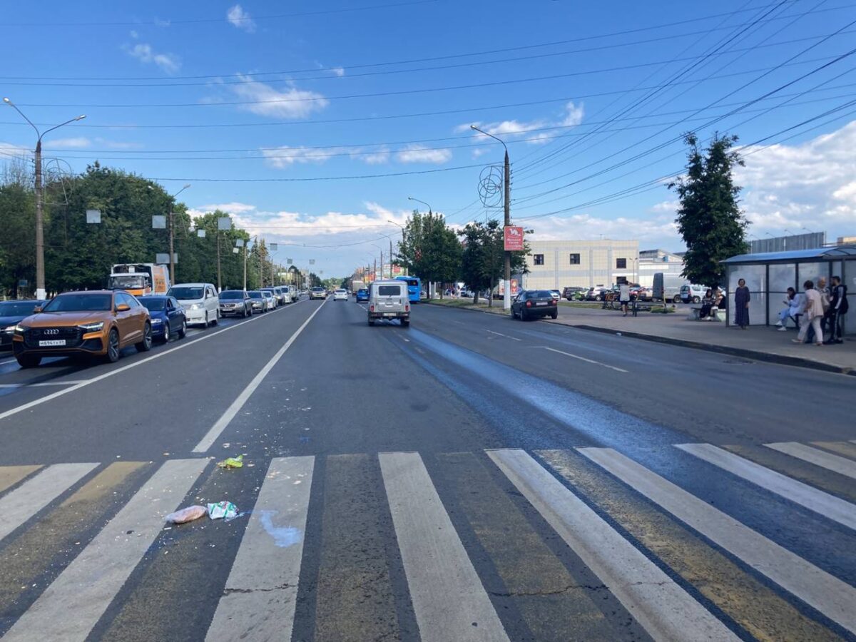 В Твери машина сбила мужчину, переходившего дорогу на красный свет | ТОП  Тверь новости