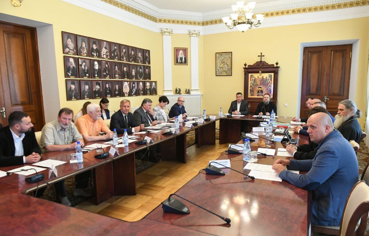 Губернатор Игорь Руденя и митрополит Амвросий обсудили продолжение восстановления Спасо-Преображенского собора