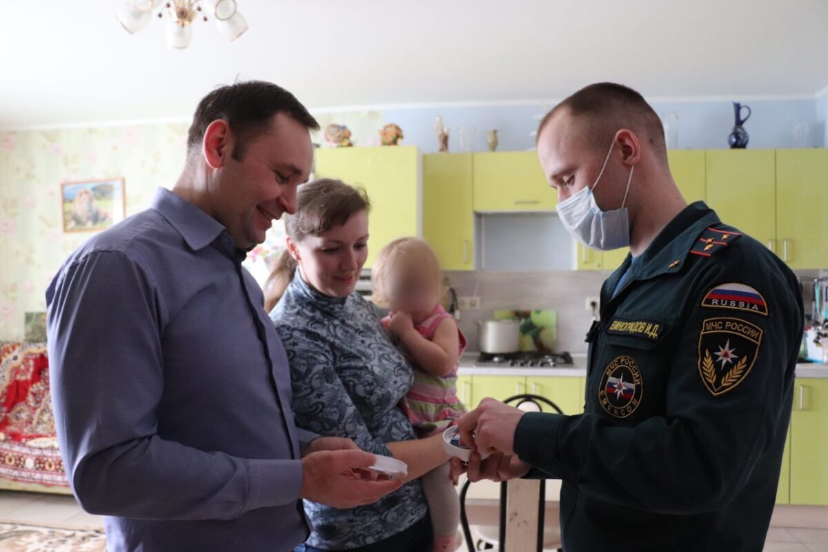 В домах многодетных семей Тверской области устанавливают пожарные извещатели