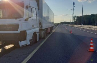 На трассе в Тверской области фура сбила две машины и пассажирку На трассе в Тверской области фура сбила две машины и пассажирку