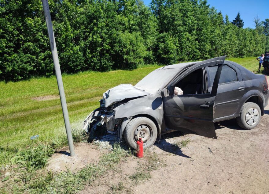 В Тверской области на трассе М-10 иномарка вылетела в кювет: 3 человека пострадали В Тверской области на трассе М-10 иномарка вылетела в кювет: 3 человека пострадали