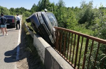 Легковушка налетела на отбойник в Тверской области