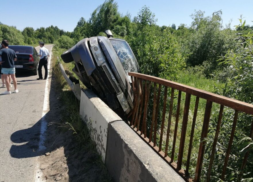 Легковушка налетела на отбойник в Тверской области